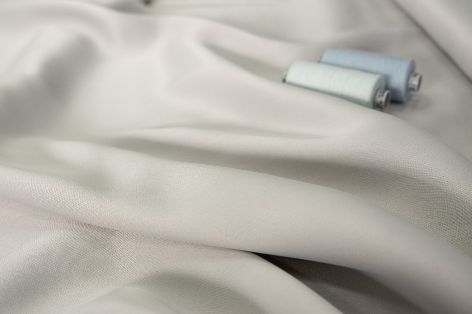 Серый сатин ткань. Вискозный сатин ткань. Вискозный сатин юбка. Белая юбка сатин вискоза.